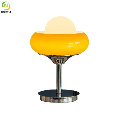 مصباح طاولة بجانب السرير من الزجاج المعدني الأصفر LED Bauhaus Egg Tart Shape 40W