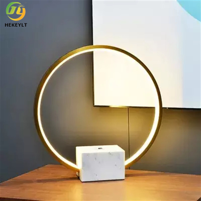 مصباح طاولة صغير LED دائري أبيض وذهبي رخام معدني قوي