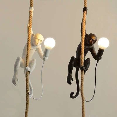 توفير الطاقة الراتنج القرد قلادة الخفيفة لمتجر الملابس